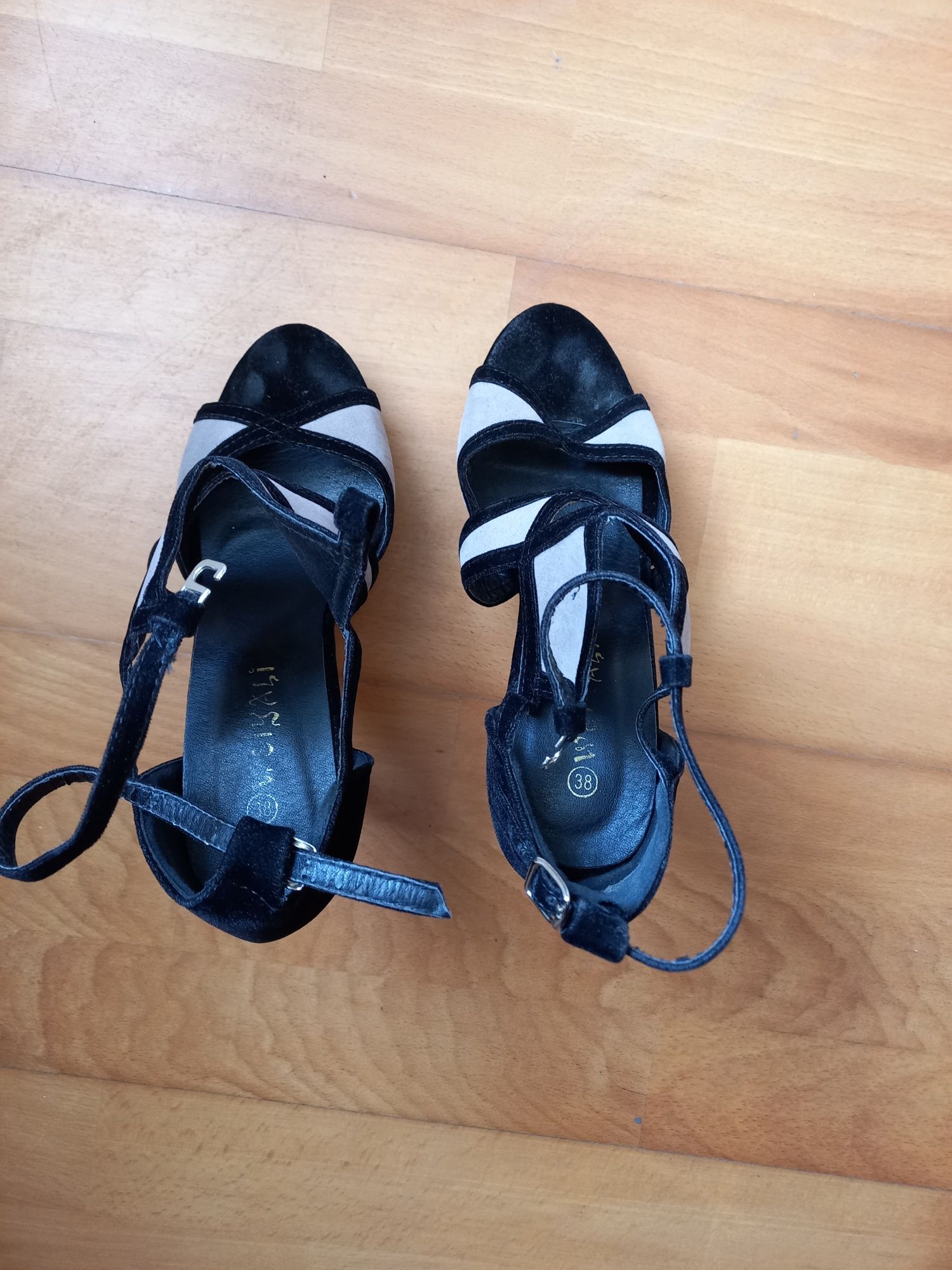 Sandálias de veludo preto e cinza. Tamanho 38. Usadas uma vez