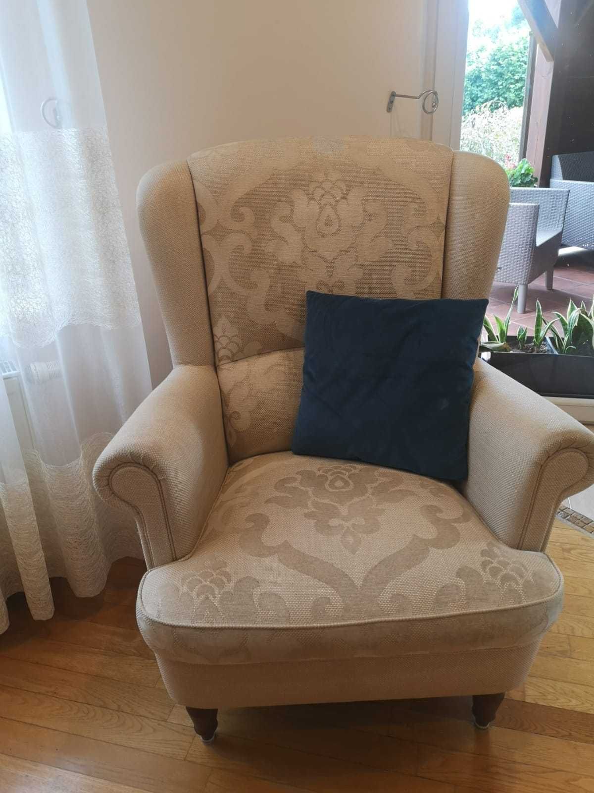 kanapy + fotel z podnóżkiem i ława - piękny zestaw salonowy