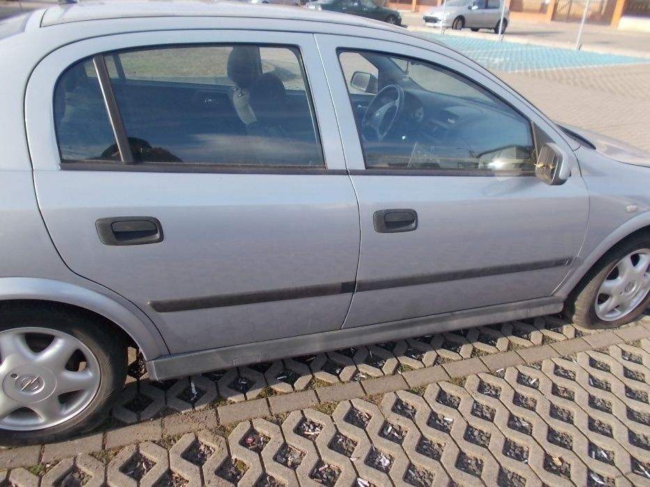 Opel Astra II,srebrny,Z 151,silnik 1,7 ISUZU,hatchback,5 drzwi,na czes