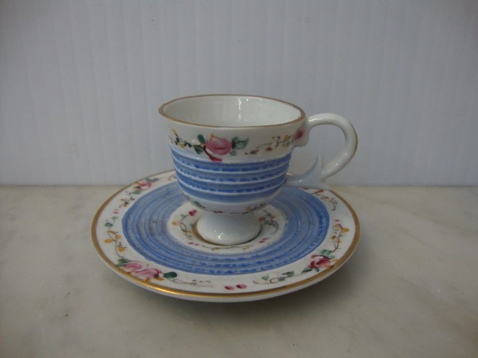 Chávena antiga em porcelana europeia