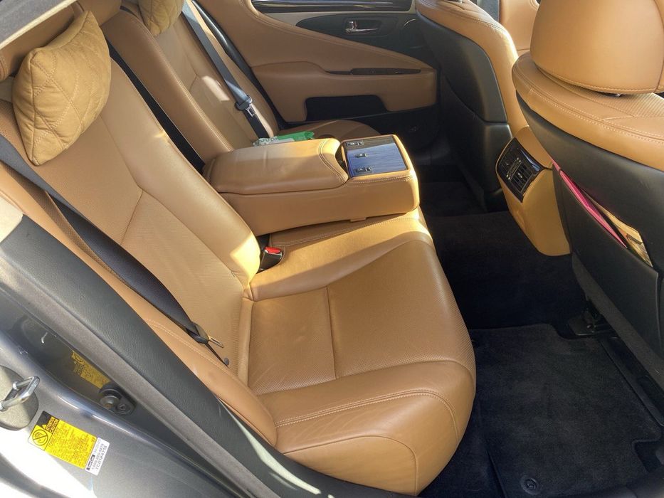 Автомобиль Lexus LS 460