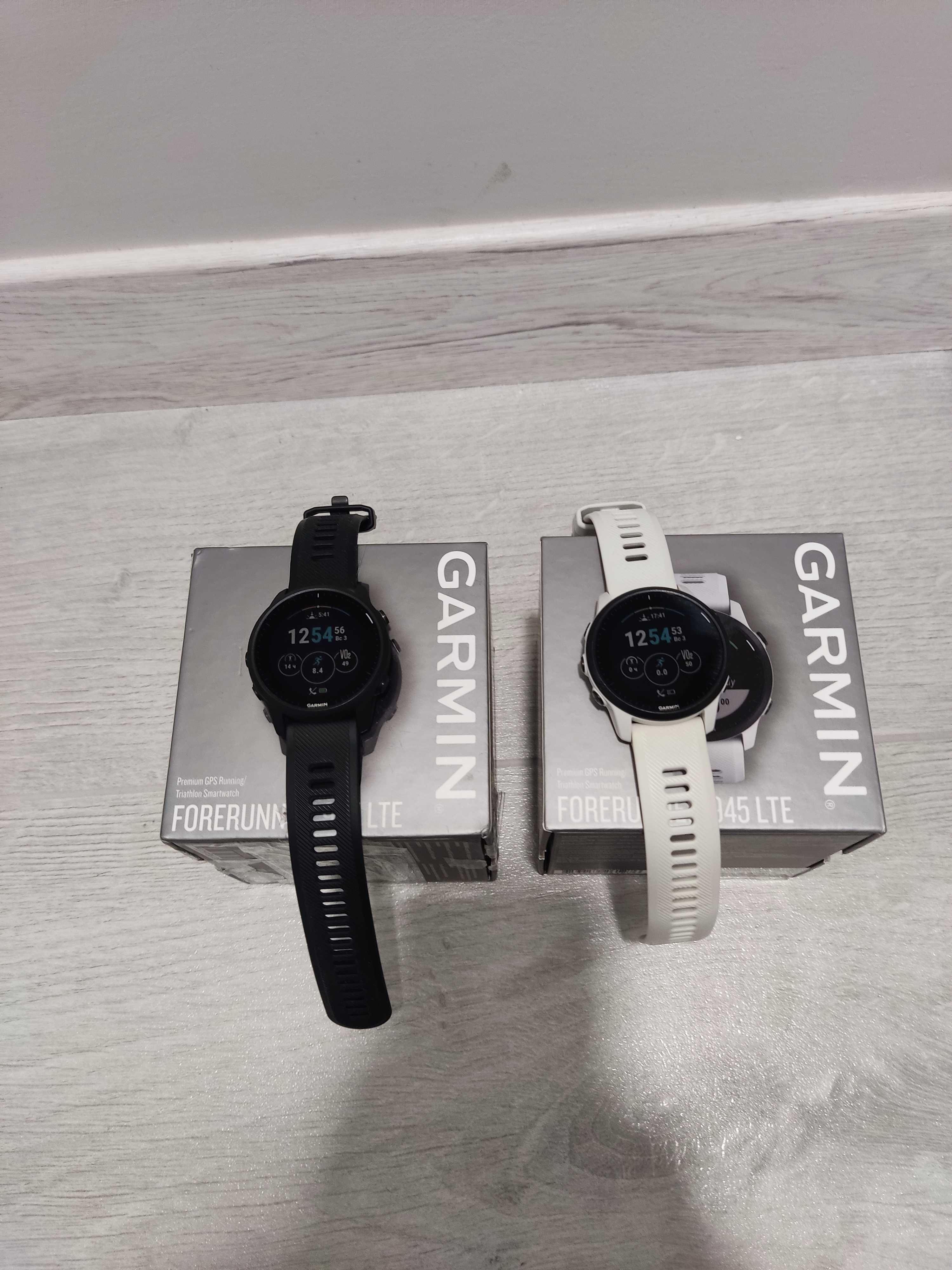 Білий мультигодинник Garmin Forerunner® 945 LTE