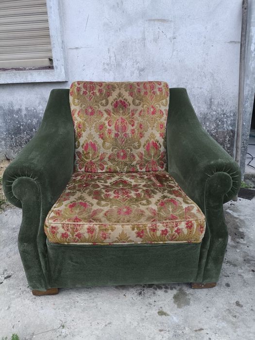 Poltrona vintage verde com estofo em veludo e padrão floral