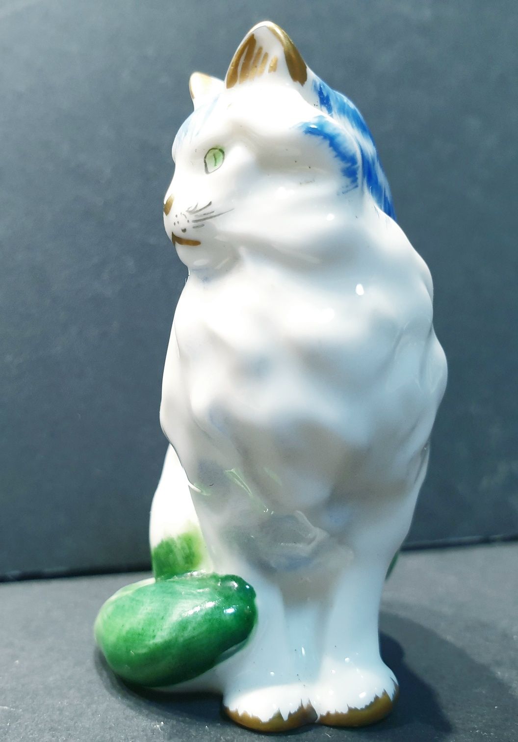 Lindo pequeno gato pintado à mão em porcelana Vista Alegre