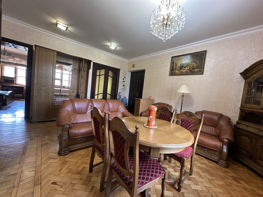 Продам 3х к. кв. сталинку, с гаражом, ул. Декабристов, городок Сказка