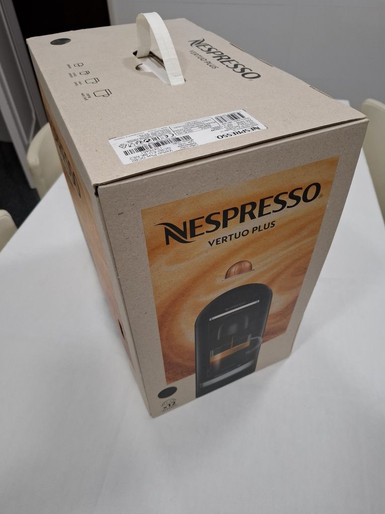 Máquina de café Nespresso Vertuo Plus, preta, usada