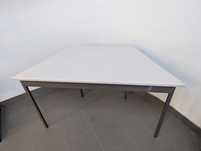 Mesa de canto triangular cinza 130/67x67x57cm