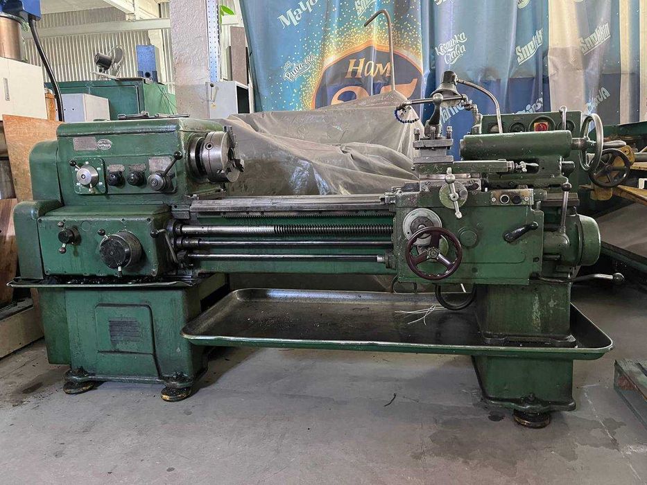 Продається токарний верстат 1К62 у дуже хорошому стані.