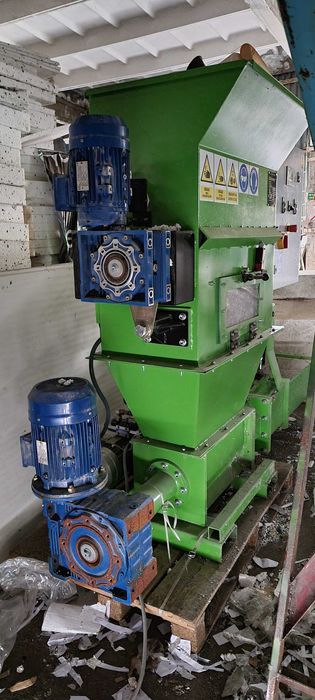 Kompaktor do styropianu EPS z taśmociągiem podajnikiem Bartontech C50