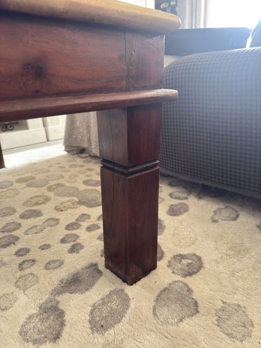 Mesa de centro quadrada em madeira, aço e vidro