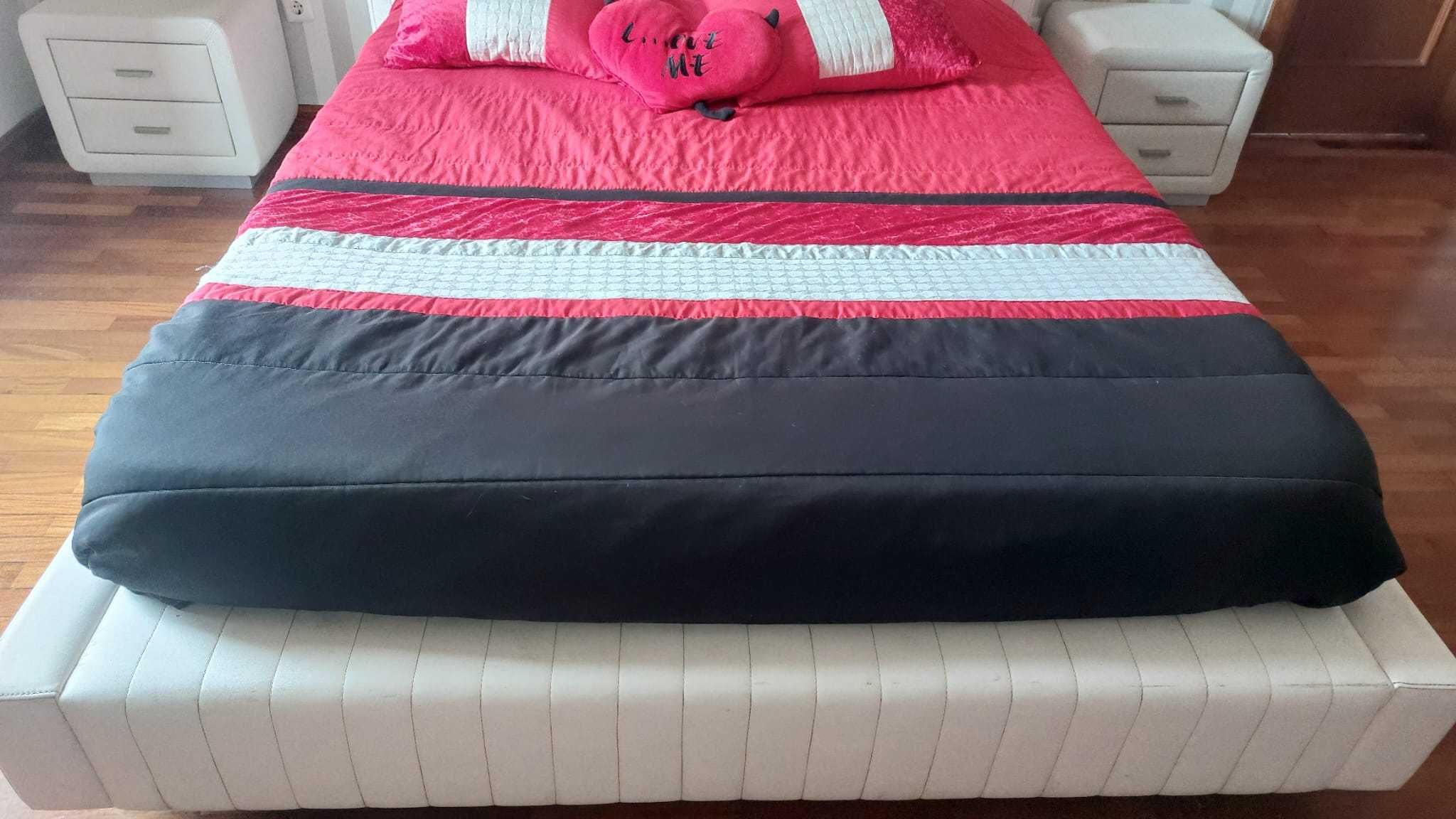 Cama com 2 mesas de cabeceira
