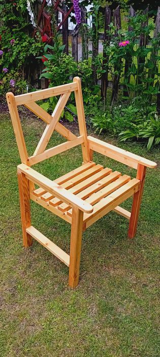 Solidny zestaw mebli ogrodowych wykonanych z drewna świerkowego