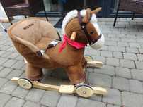 Interaktywny konik na biegunach Milly Mally