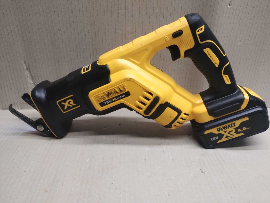 Piła szablasta,  lisica akumulatorowa Dewalt DCS367 z baterią 4.0Ah