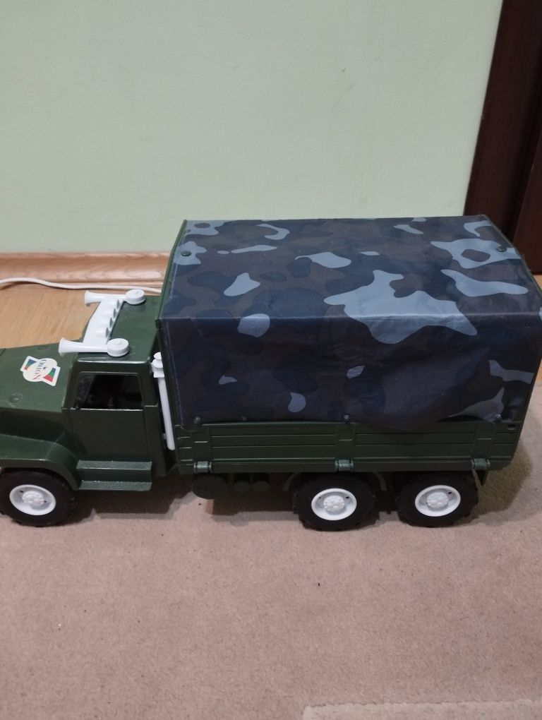 Іграшкова військов машина