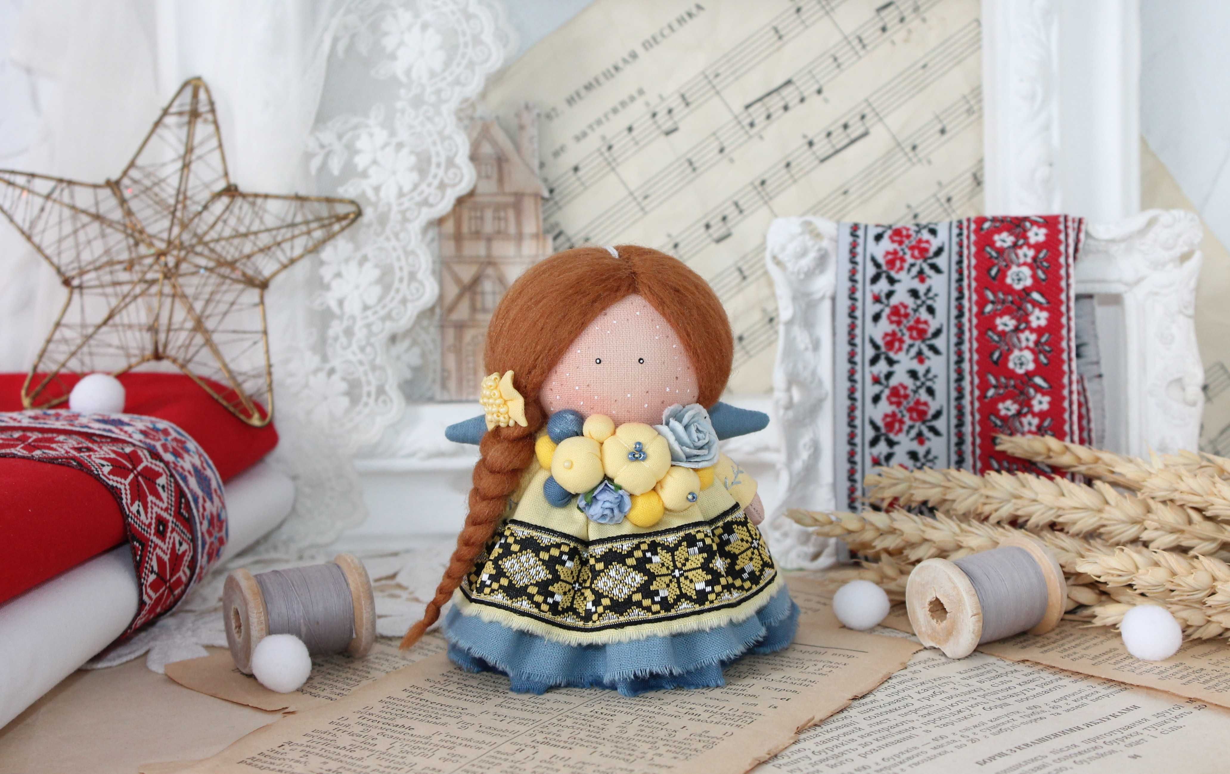 Лялька у жовто-блакитній сукні