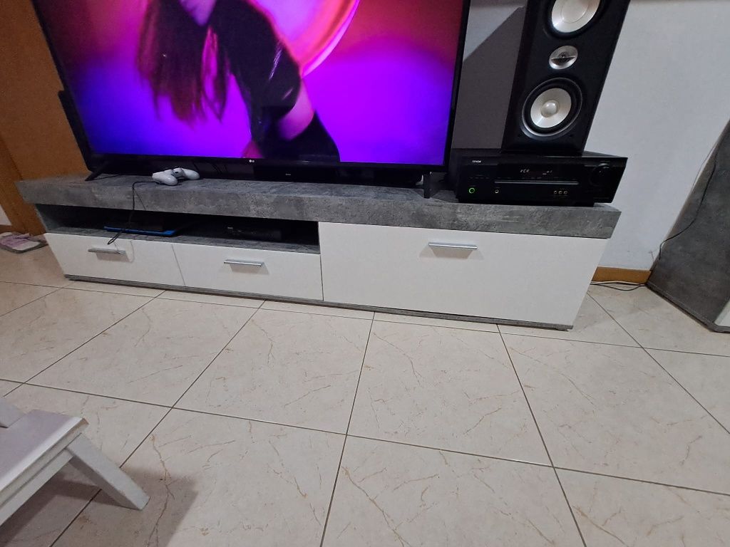 Vendo móveis de sala mais 2 mesas de cabeceira e uma cómoda