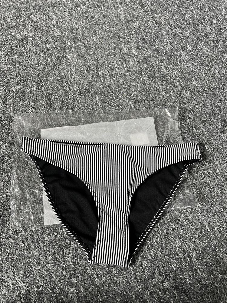czarne i białe paski dół od bikini