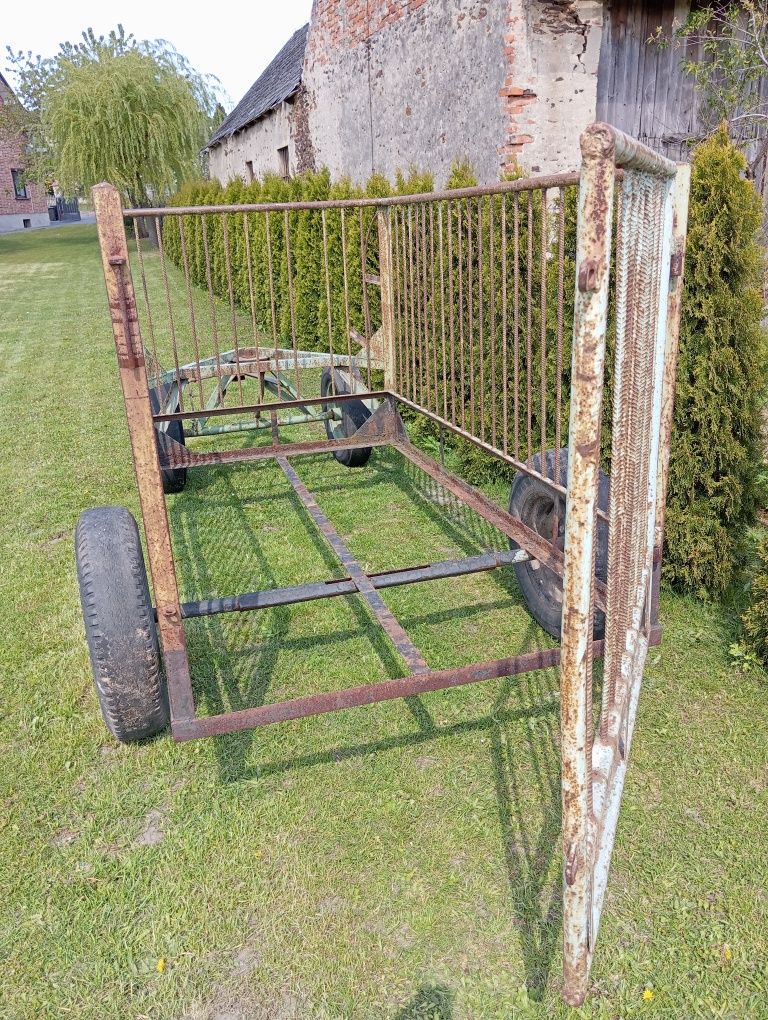 Duża klatka do przewozu zwierząt bydła. Klatka konna.