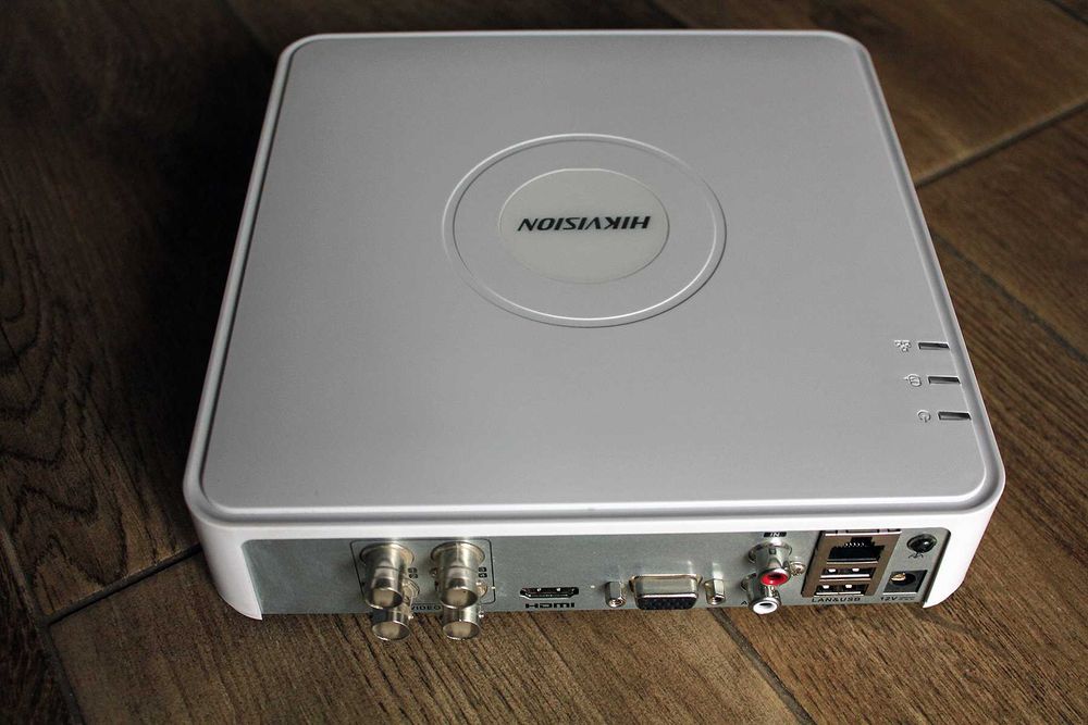 4 канальный видеорегистратор Hikvision DS-7104HQHI-K1
