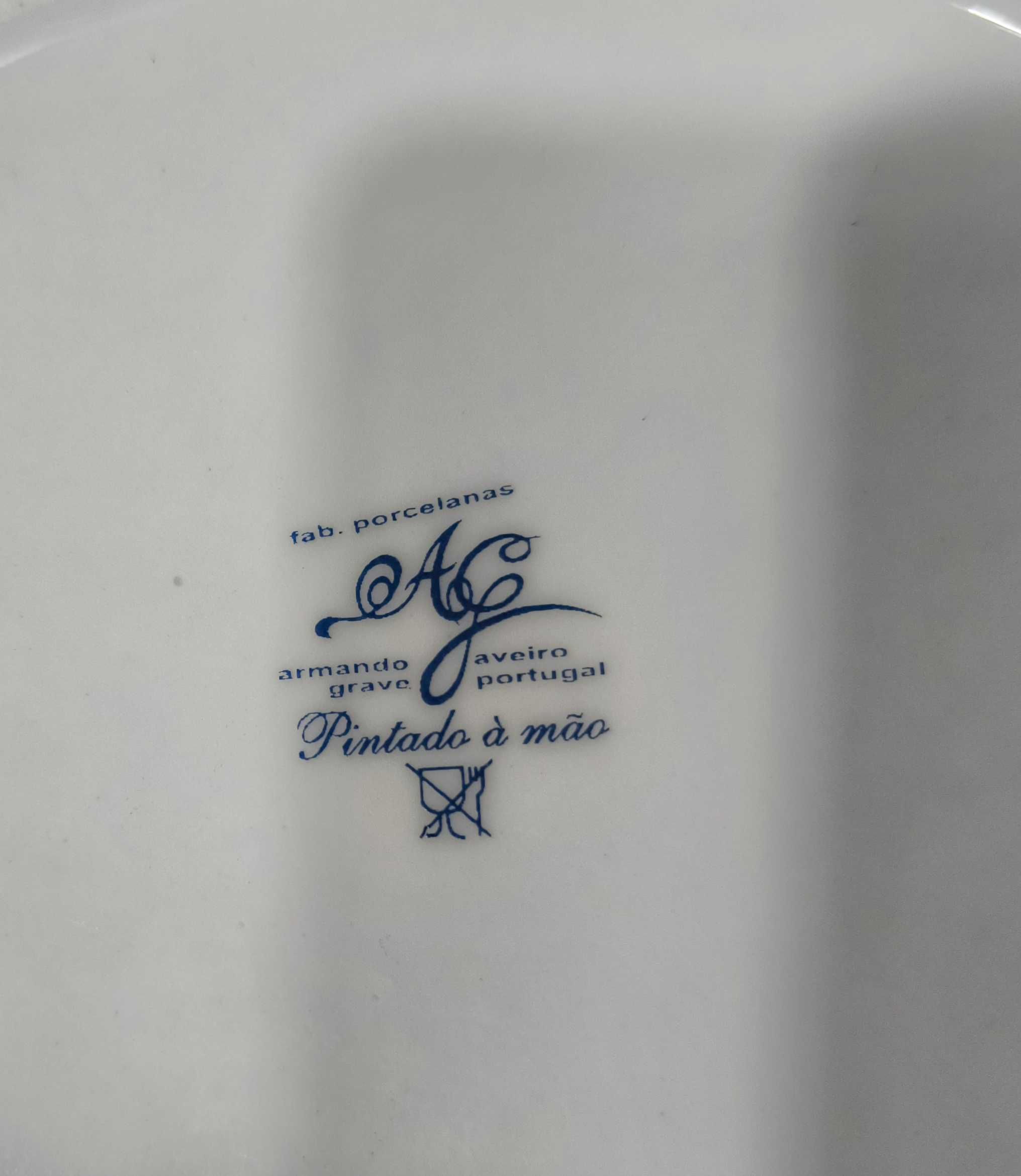Fruteiro em porcelana portuguesa, pintado à mão. Novo.
