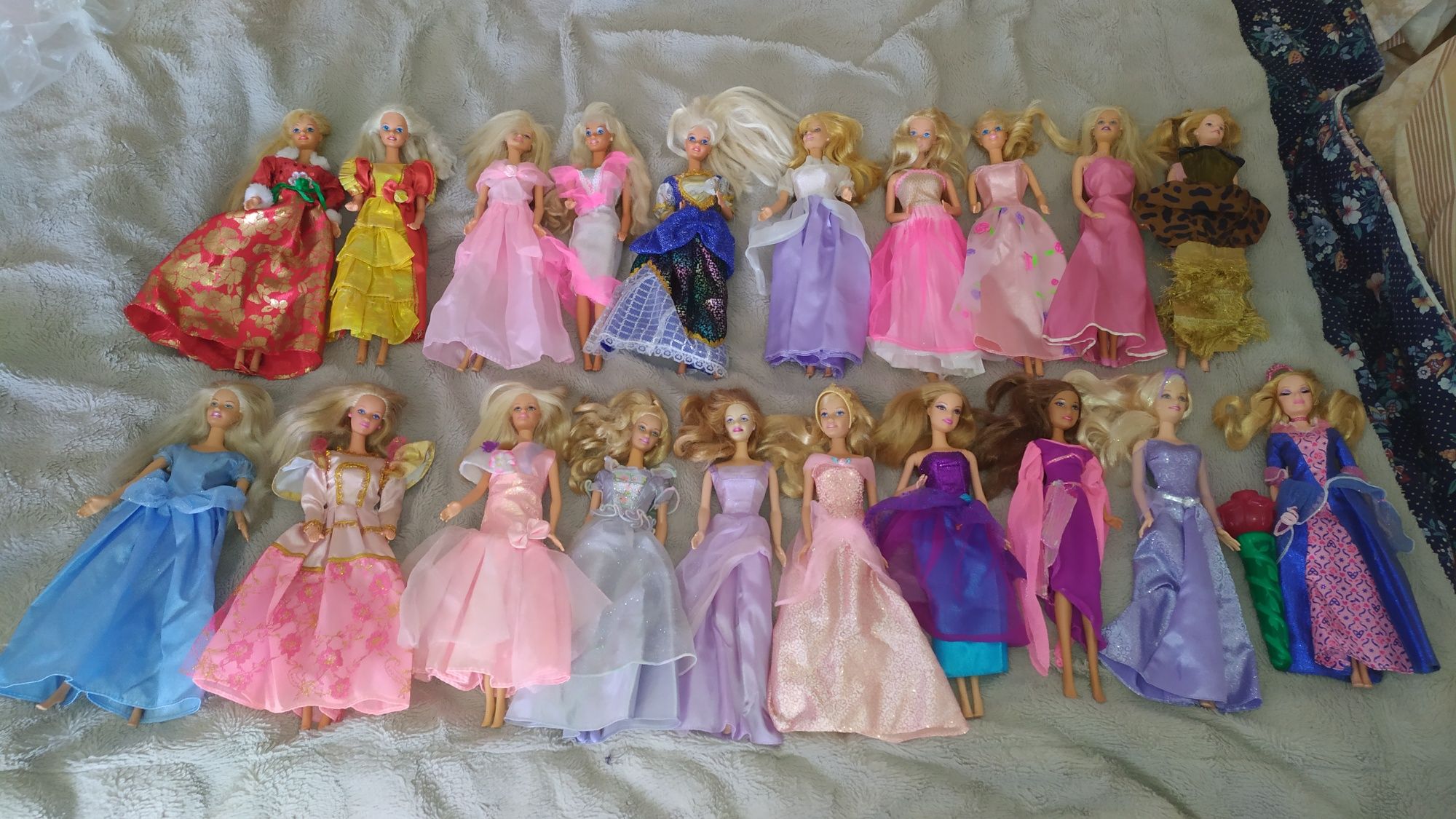 Barbies 15€ cada ou 20 por 199,99€  , vestidos 5€ cada ou 75€ tod