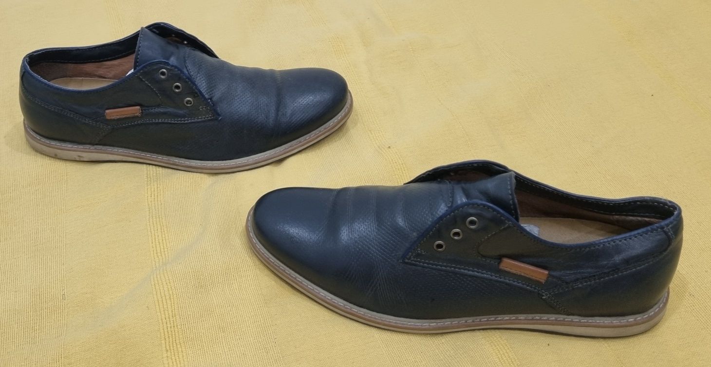 Sapatos usados n41 usados deixar mensagem respondo logo possivel