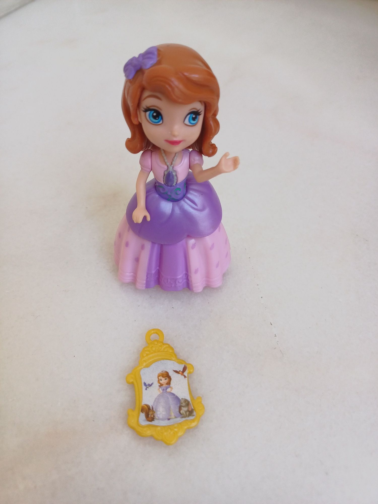 Boneca da princesa Sofia com emblema