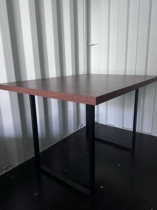 Prostokątny stół w stylu loftowym