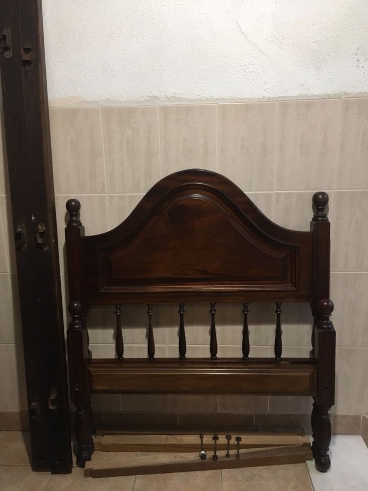 Cama individual em madeira