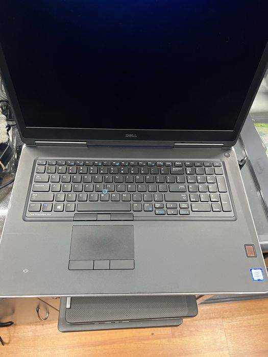 Потужний.дуже великий дісплей ноутбук-станція. Dell intel i7