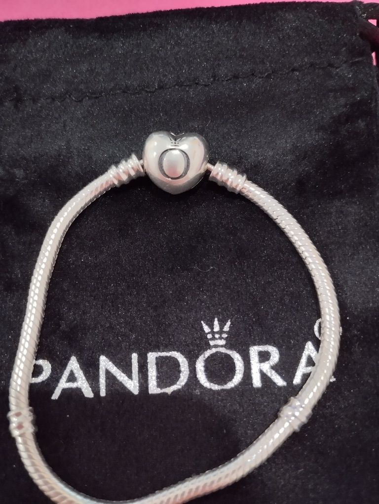 Pulseira Pandora original em caixa. Nova. Fecho em coração