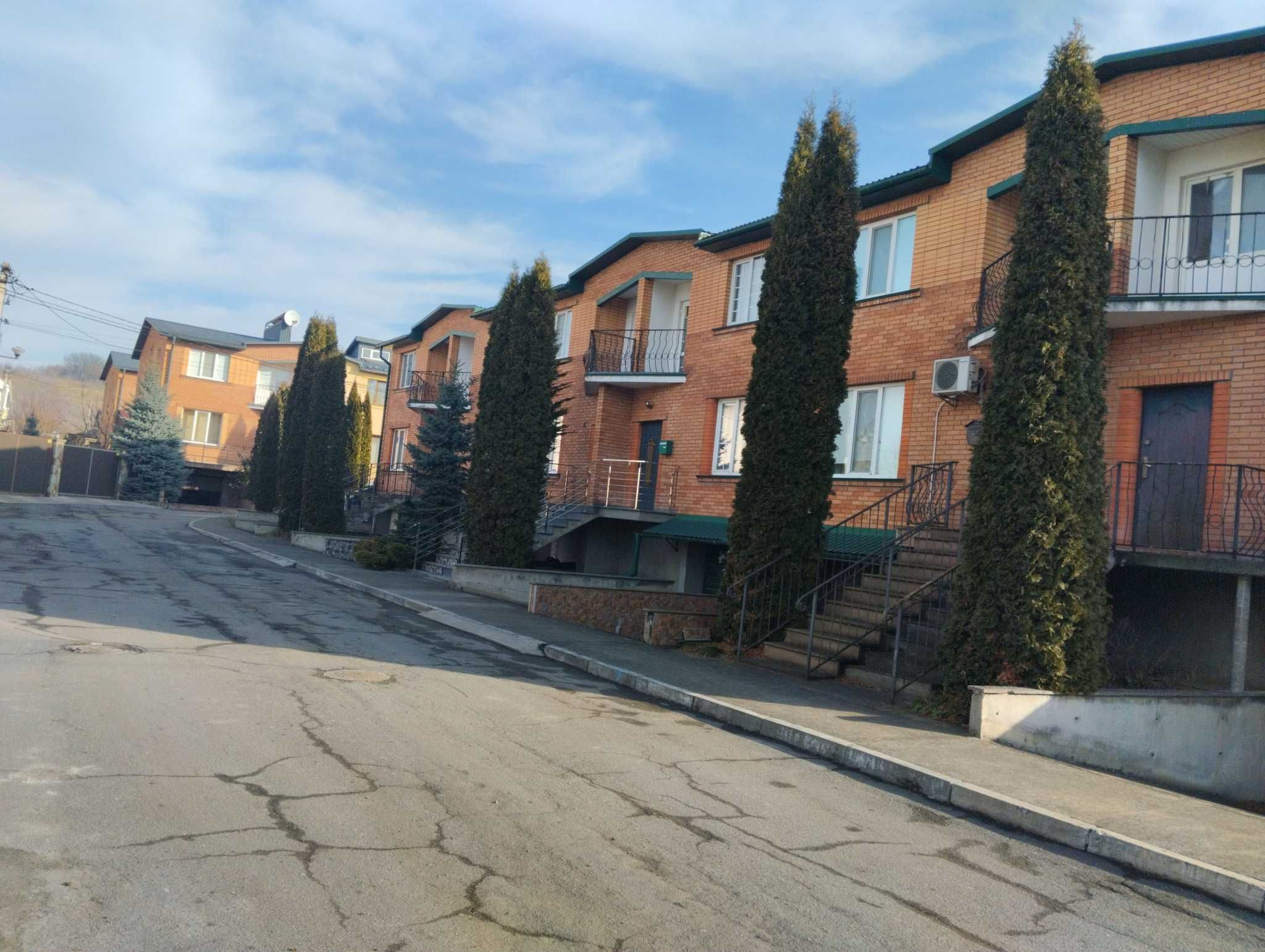 Продаж котеджу на Микулинецькій в ЖК Кленовий гай