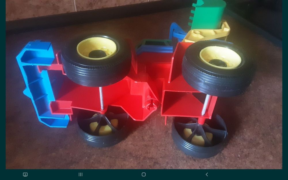 Машинка-экскаватор с подвижной стрелой ковша.