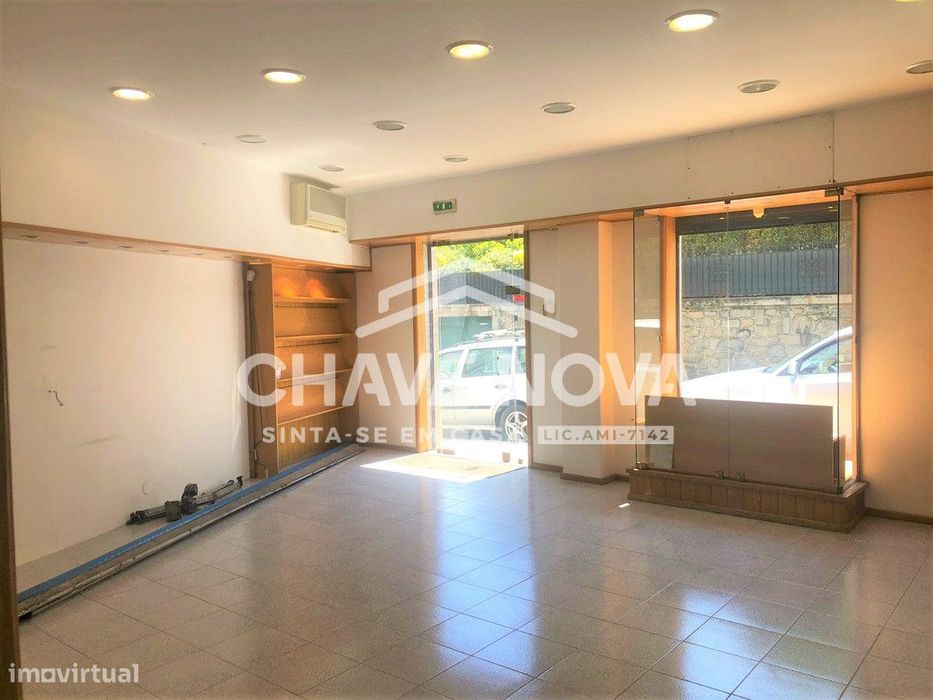 Loja c/ Montra em Mafamude (Soares dos Reis)