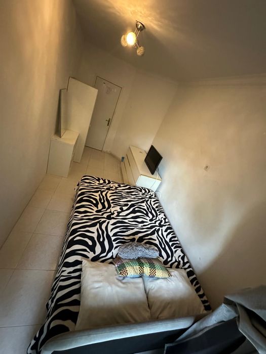 QUARTO casal Tapada das Mercês 8 min. da estação