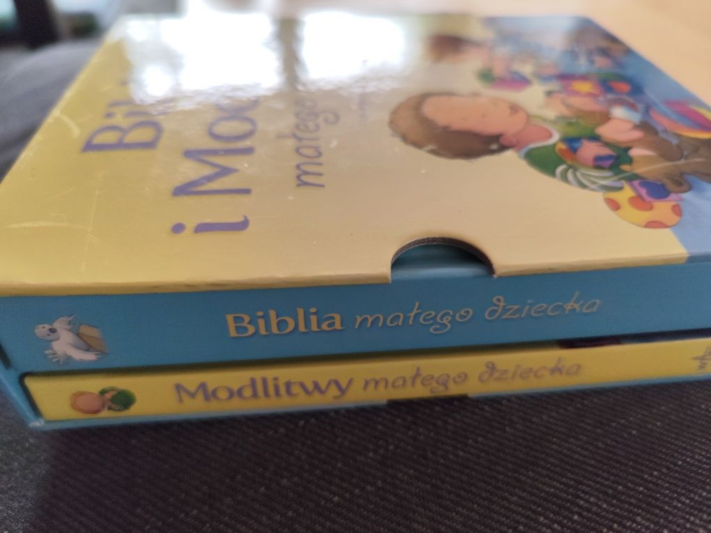 Biblia i modlitwy małego dziecka