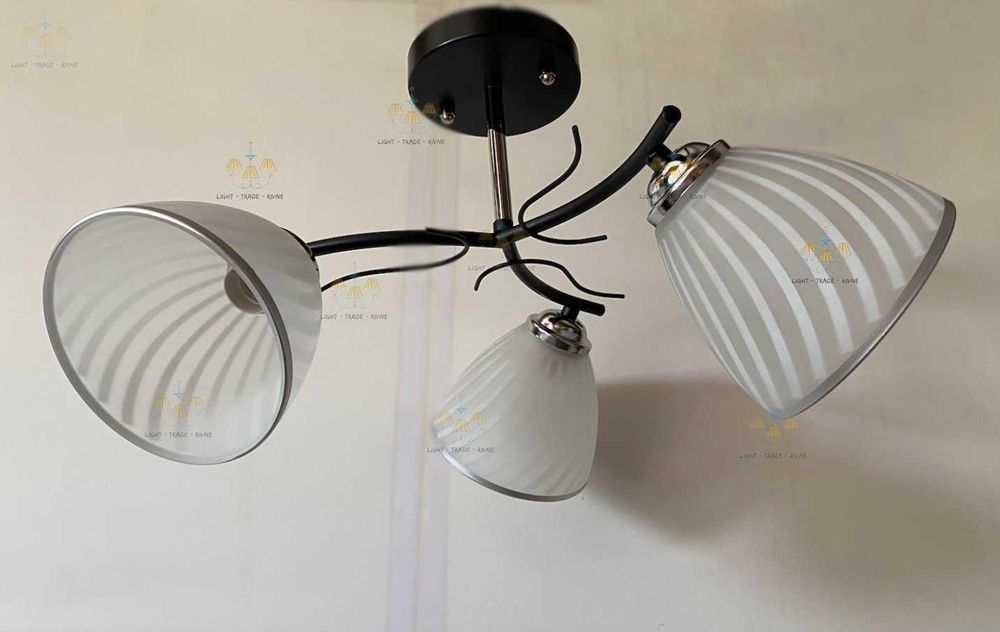 Люстра на 3 лампочки припотолочна