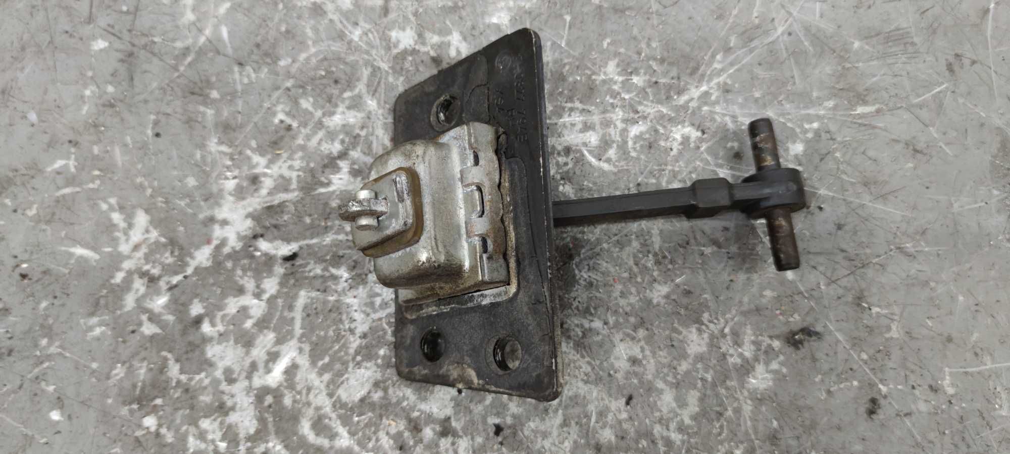 Volkswagen VW Transporter T5 Ogranicznik Drzwi Prawy Tył PT