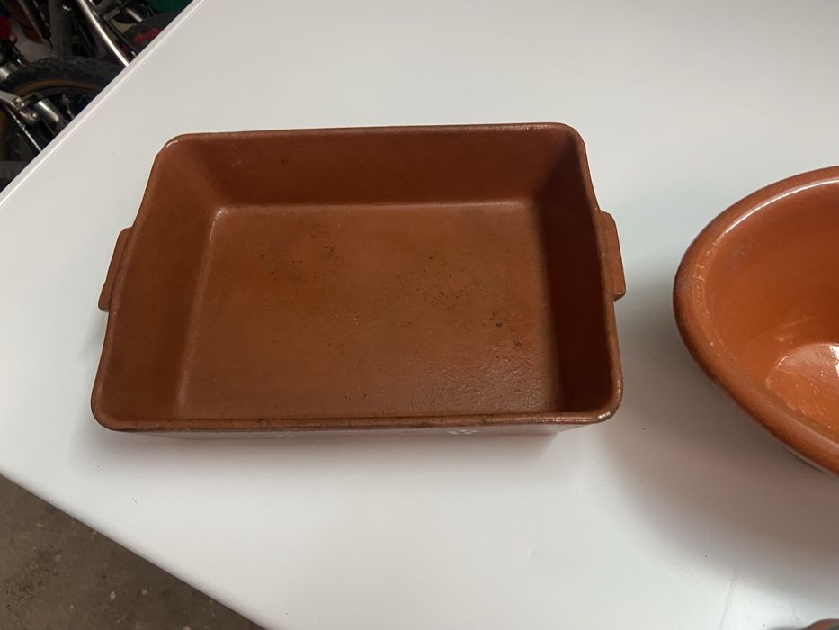 Dois tabuleiros de barro e um guarda joias pintado