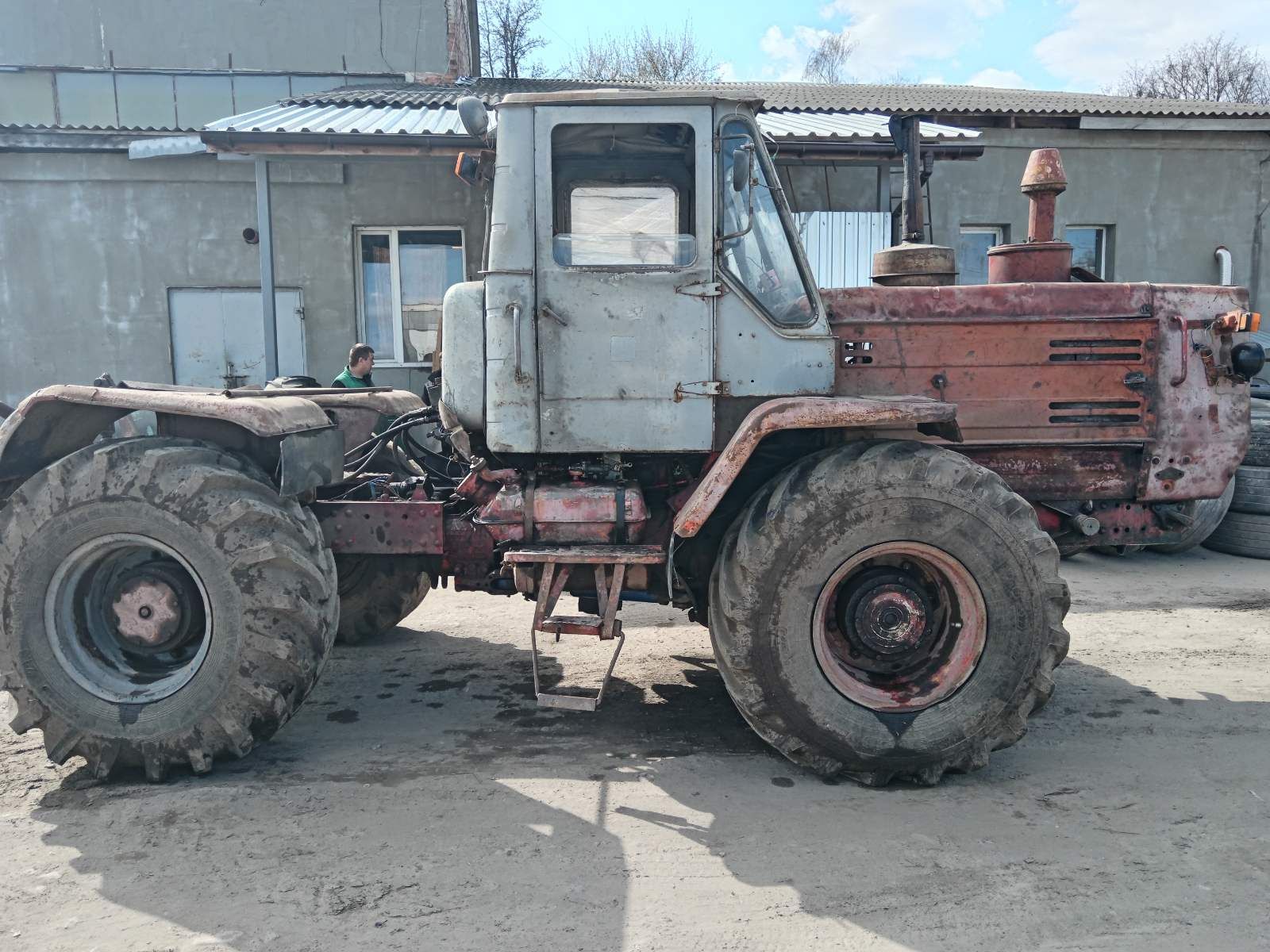 Трахтор Т-150К в робочому стані
