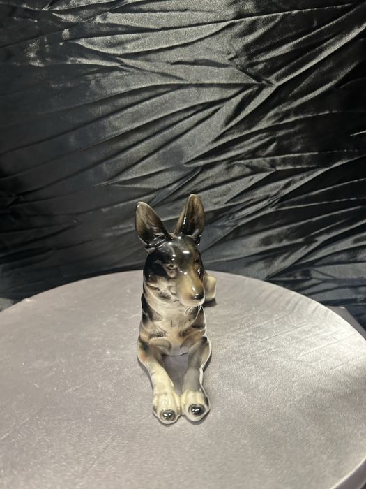 Porcelanowa figurka psa – sygnowana – dekoracyjna i kolekcjonerska