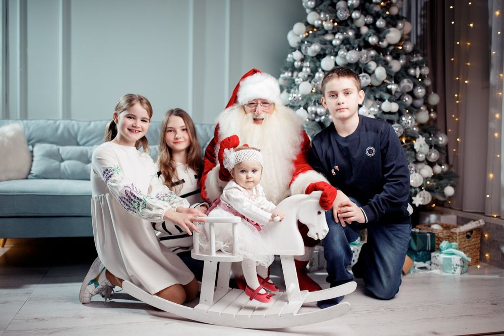 Санта Клаус, та його помічниця, Святий Миколай, Дід Мороз та Снігурка