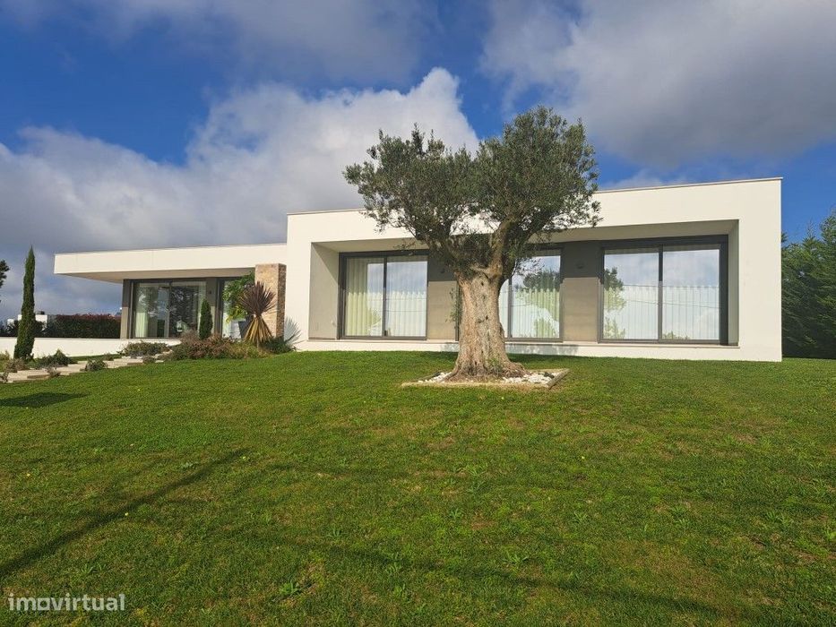 Moradia térrea contemporânea, a 5 minutos de Óbidos