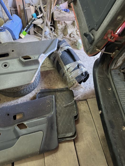 Продам задні пружини піввісь дверні карти на Ford escort orion mk4