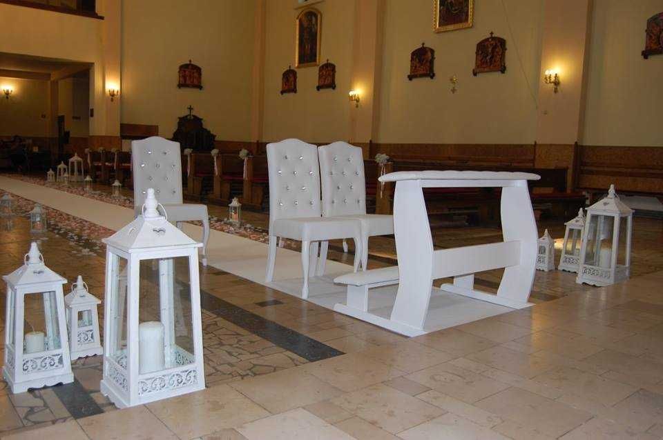 Meble ślubne biały klęcznik z 4 krzesłami pikowany