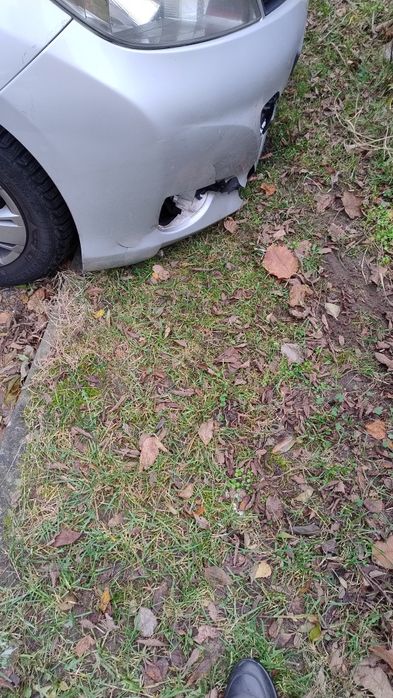 Toyota Yaris 2,,szkodzony prawy zderzak