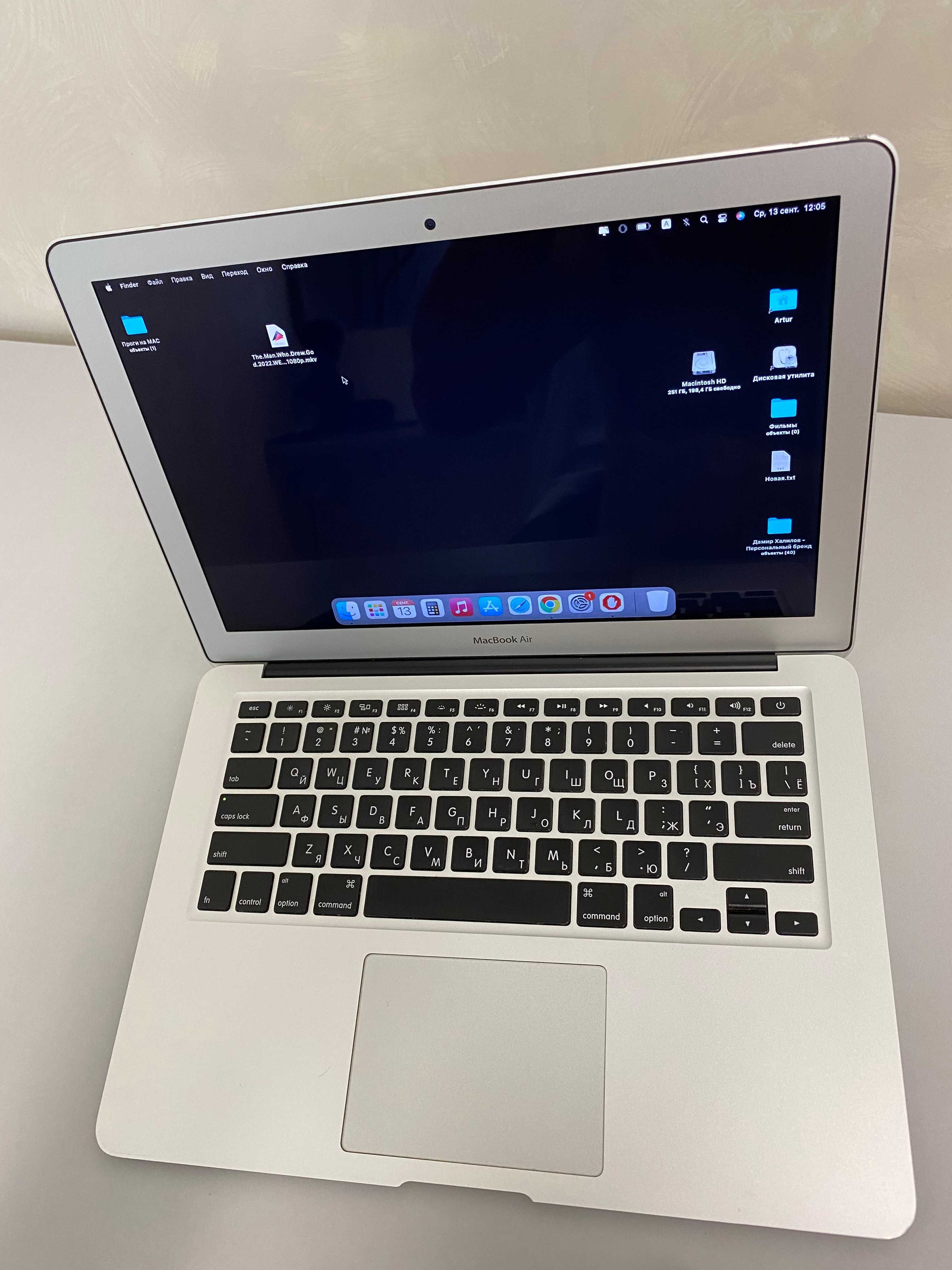 Apple MacBook Air 13 (A1466, 2015 год, i5, 256 ssd, 4 ram)