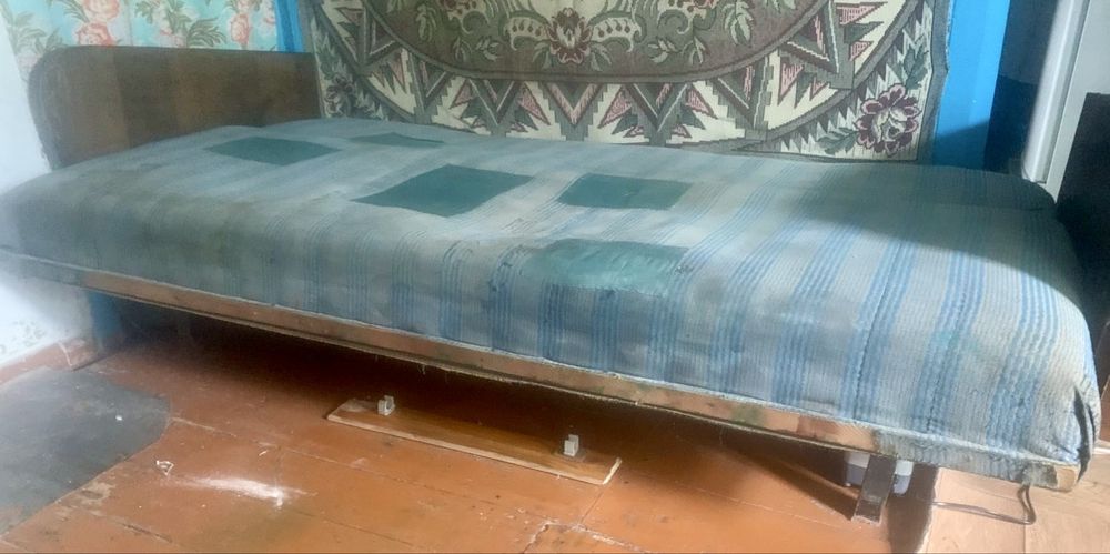 Диван, тахта під реставрацію