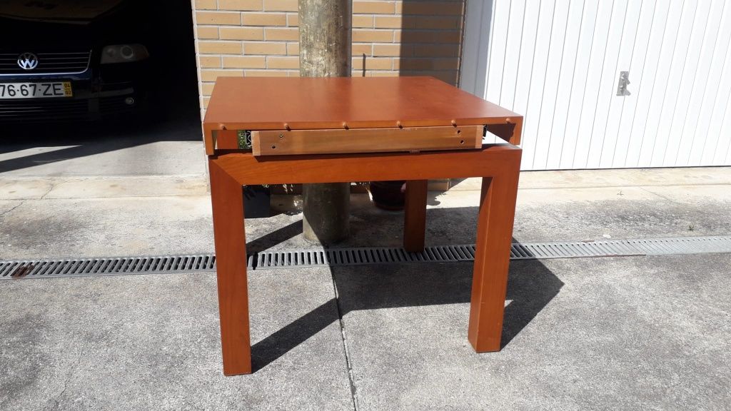 Mesa de jantar com 4 cadeiras e móvel de televisão